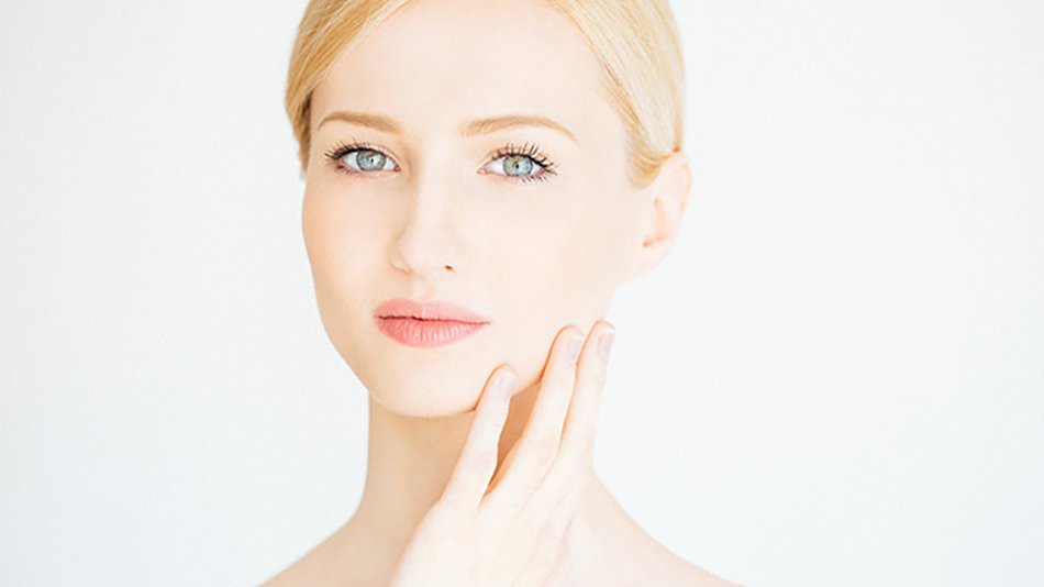 Mujer rubia con pelo recogido