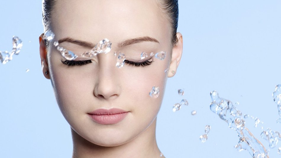 Rostro de mujer con gotas de agua