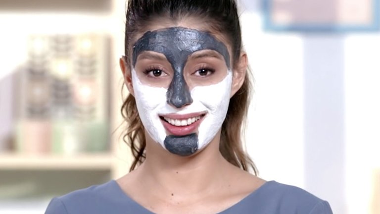 Mujer con dos mascarillas faciales