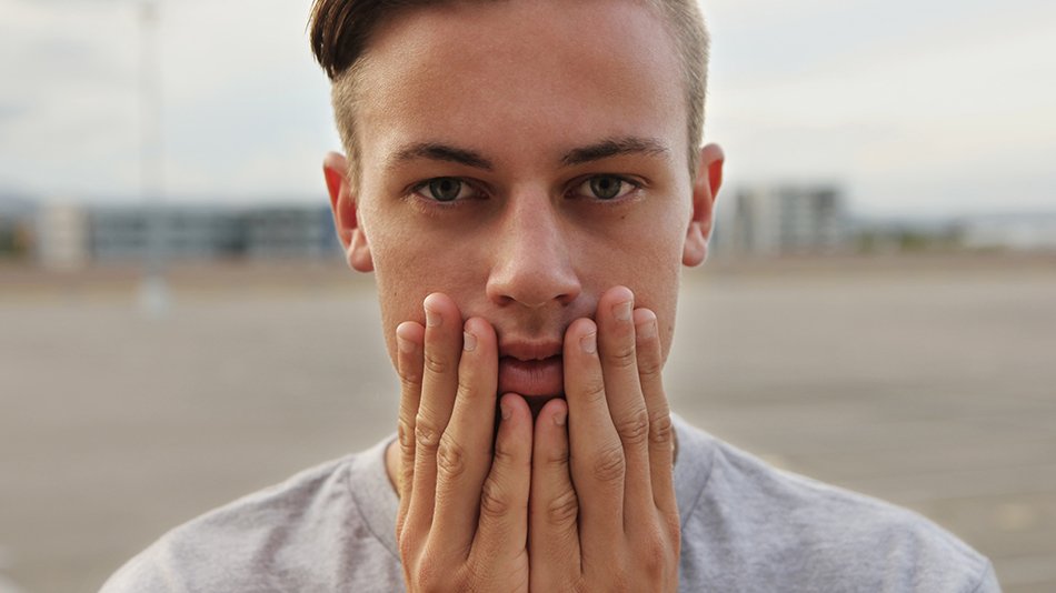 chico tocándose la cara