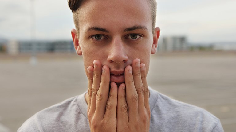 chico tocándose la cara