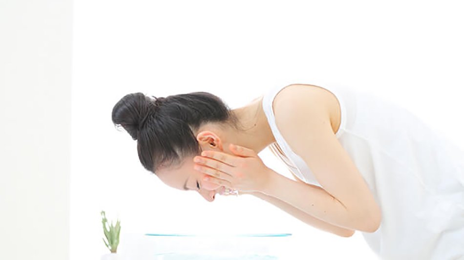 Mujer lavándose la cara