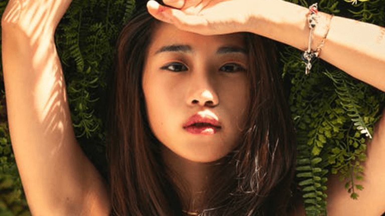 Mujer oriental con plantas