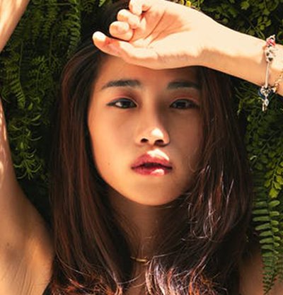 Mujer oriental con plantas