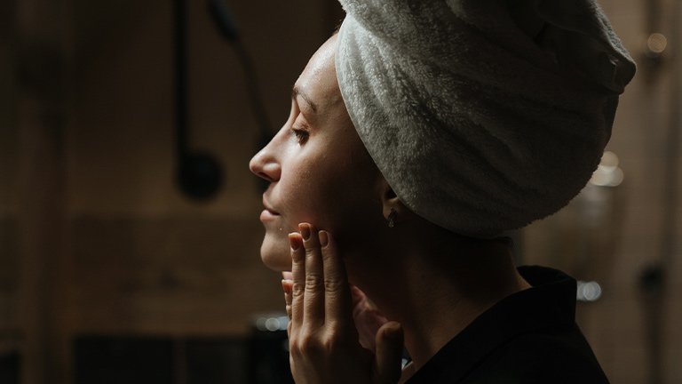 chica siguiendo su rutina facial de noche