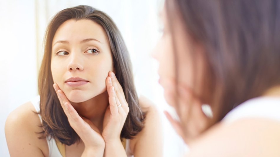 Mujer mirándose al espejo