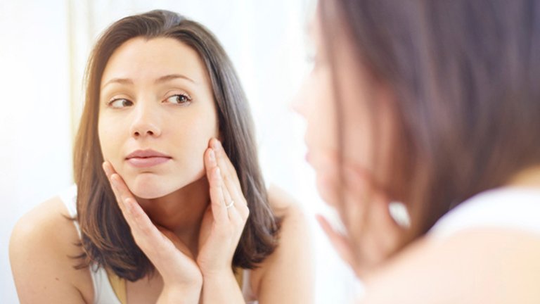 Mujer mirándose al espejo