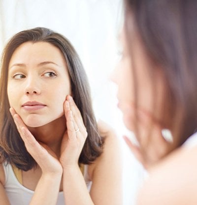 Mujer mirándose al espejo