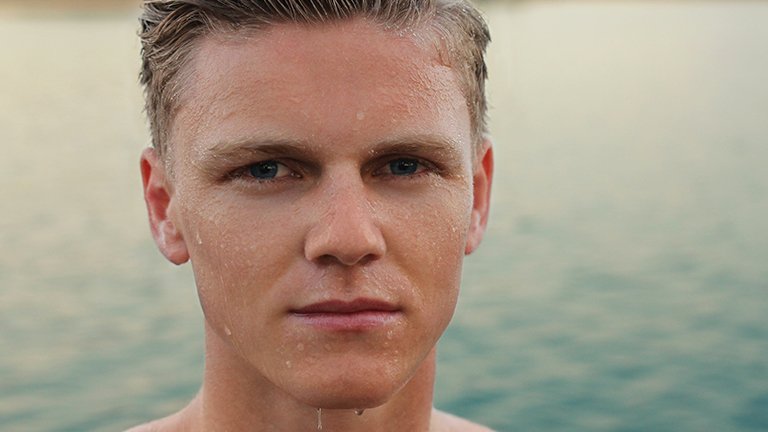 chico rubio en la playa