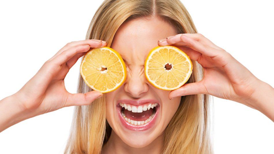 Mujer rubia con dos rodajas de limón