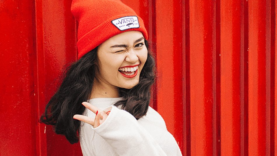 Mujer oriental con gorro rojo