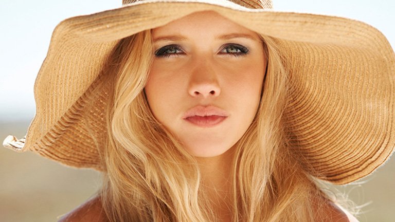Mujer rubia con sombrero