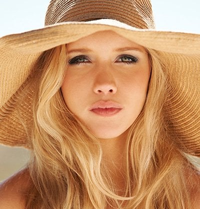 Mujer rubia con sombrero
