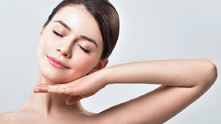 Chica con la cara apoyada en la mano