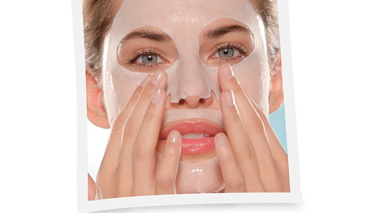 Rostro de chica con las manos en la mascarilla