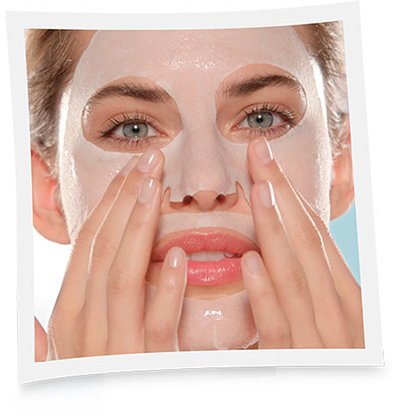 Rostro de chica con las manos en la mascarilla