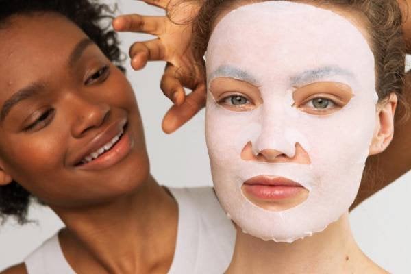 dos chicas probando mascarillas faciales