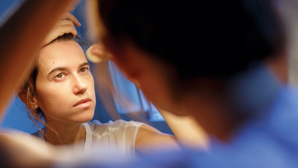 mujer mirándose al espejo