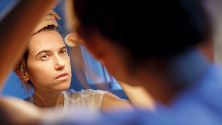 mujer mirándose al espejo