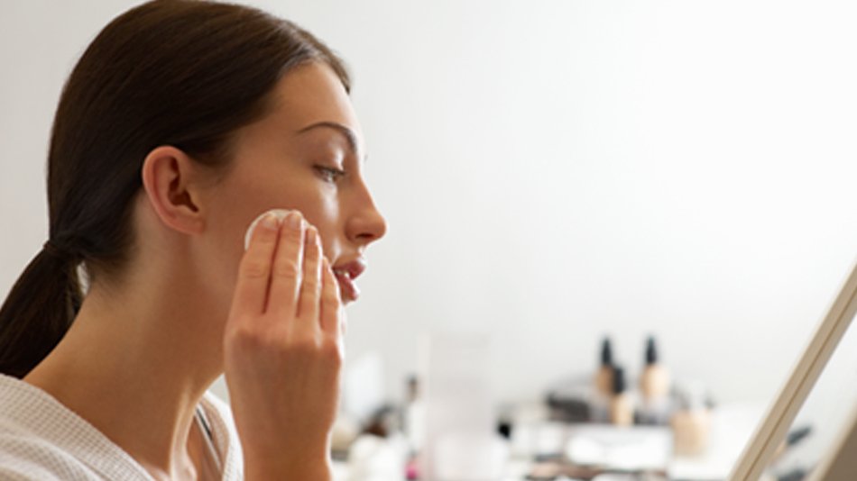 chica limpiándose la cara