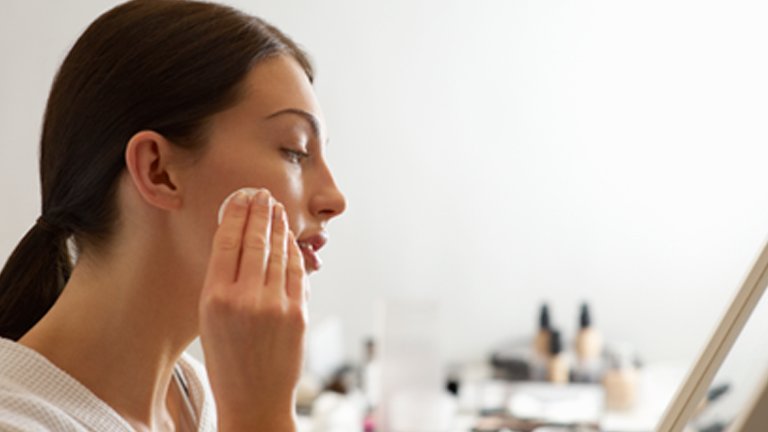 chica limpiándose la cara