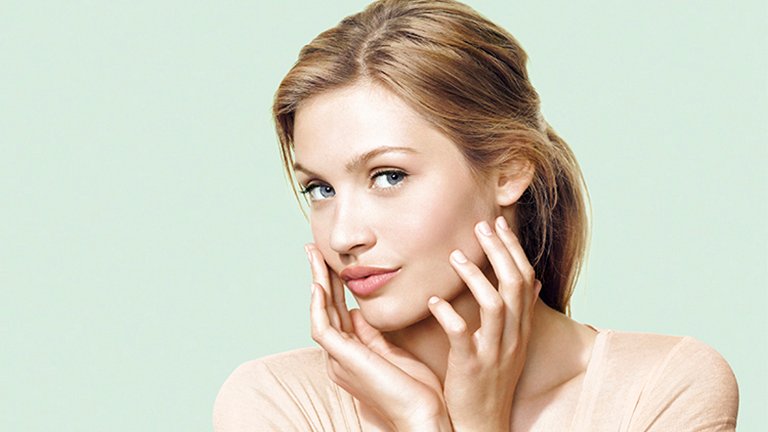 Chica tocandose la cara sin maquillaje