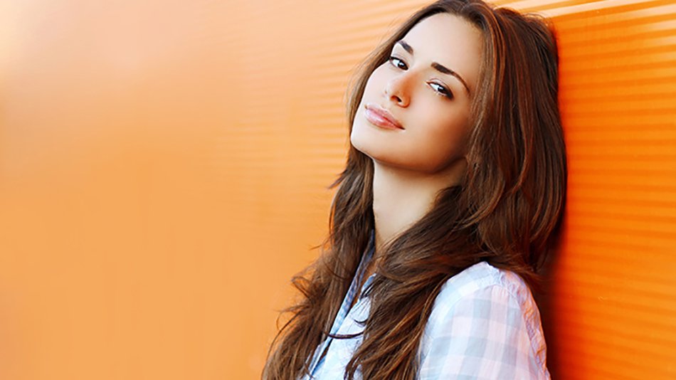 chica sentada en una amaca en la playa