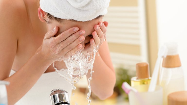 mujer limpieza facial