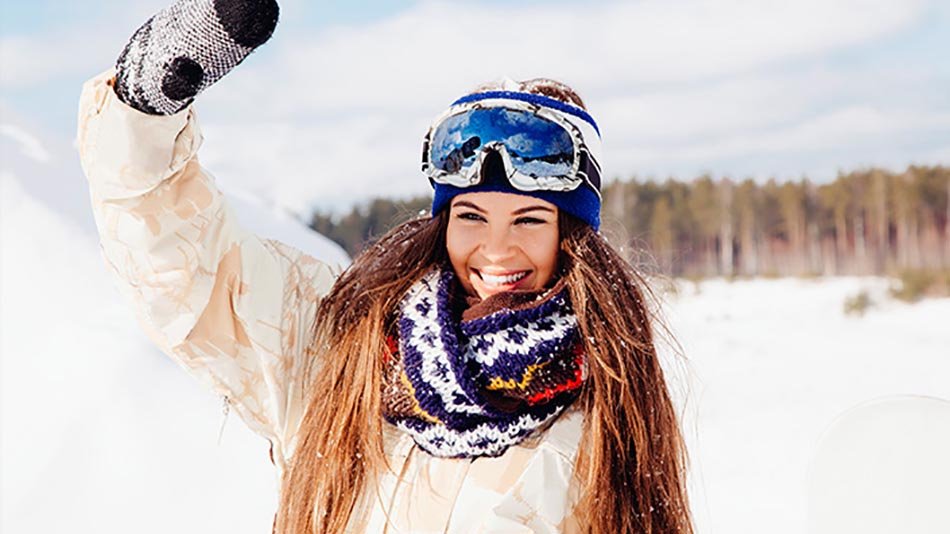 chica sentada en una amaca en la playa