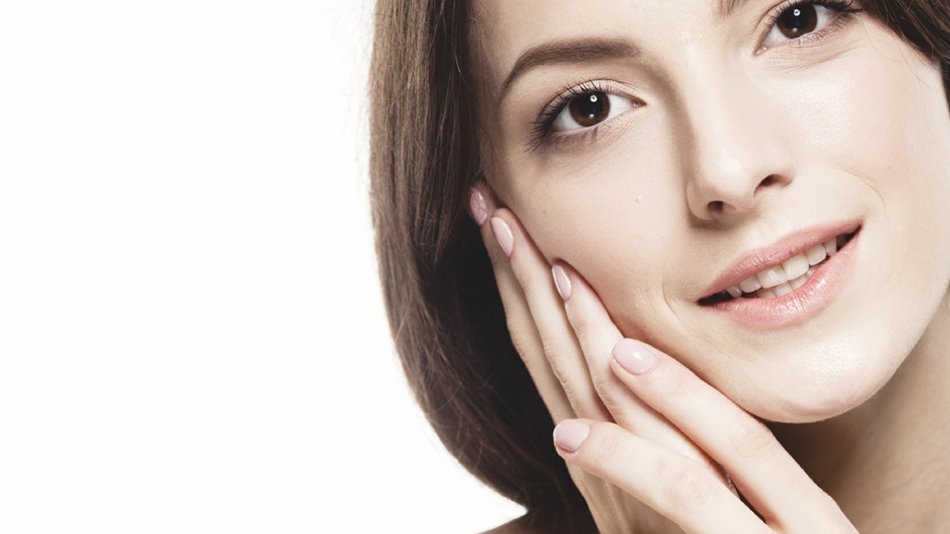 Chica acariciandose la cara