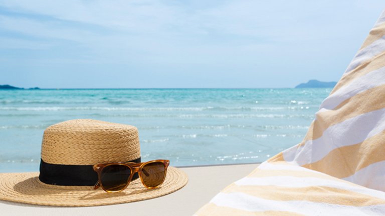 chica sentada en una amaca en la playa