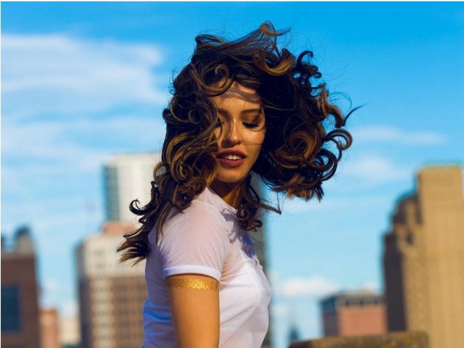 Acondicionador sin aclarado para pelo rizado, ¿conoces las maravillas de este producto?