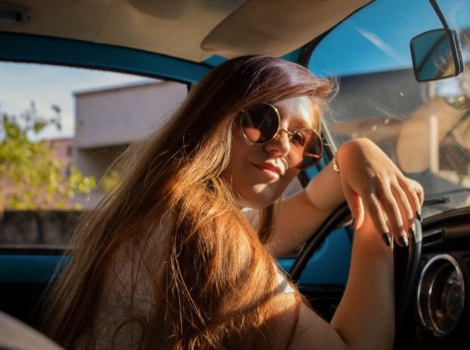 Cómo quitar el color anaranjado del pelo