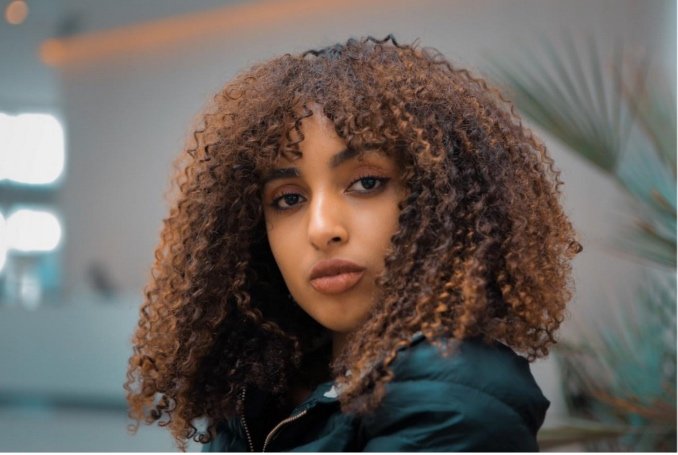 ¡Atención melenas rizadas! El ‘curly bangs’ es para vosotras