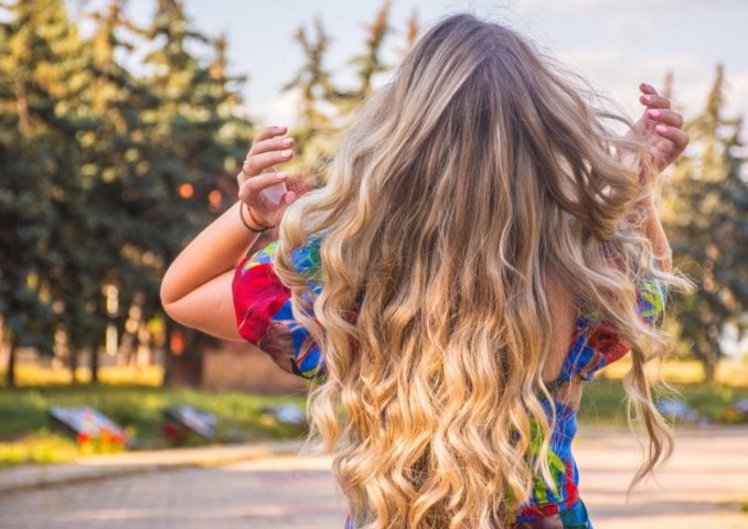 Así son las teasylights, las nuevas mechas que llenarán de luz tu melena