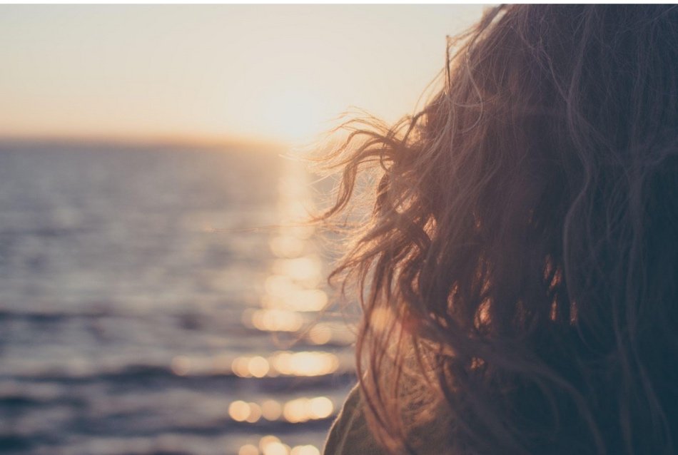 Acondicionador sin aclarado: trucos para usarlo en la playa