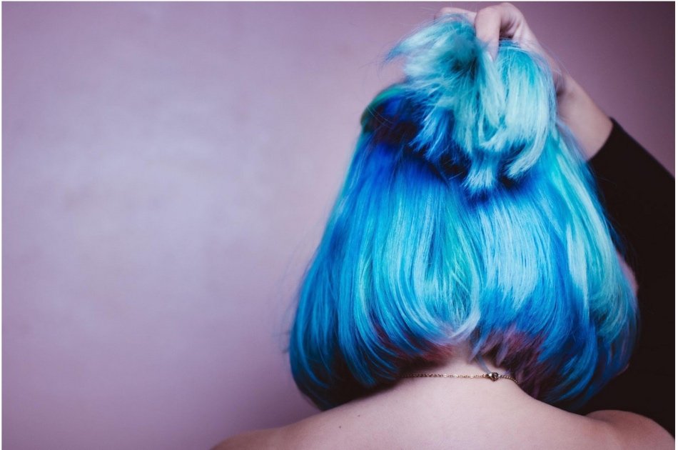 Cómo llevar mechas azules en pelo castaño