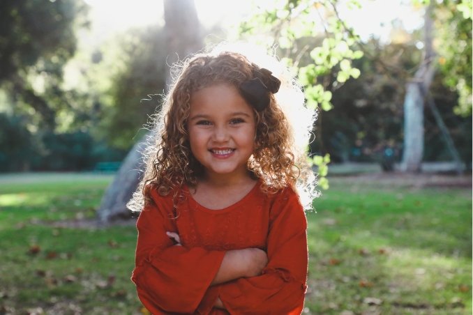 Niños con pelo rizado: ¿cómo cuidar su pelo día a día? ¡Descúbrelo!